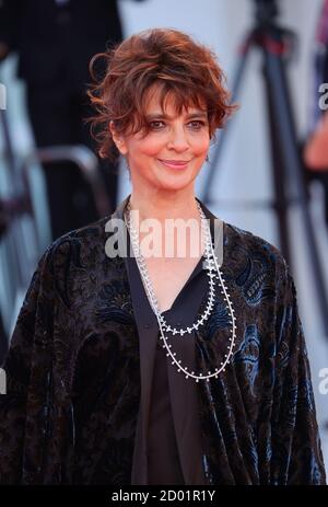 Laura Morante si pone sul tappeto rosso durante il 77° Festival del Cinema di Venezia il 02 settembre 2020 a Venezia Foto Stock