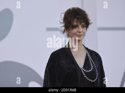 Laura Morante si pone sul tappeto rosso durante il 77° Festival del Cinema di Venezia il 02 settembre 2020 a Venezia Foto Stock