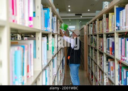 Kunming, provincia cinese di Yunnan. 2 Ott 2020. Un lettore seleziona i libri presso la Biblioteca Provinciale di Yunnan a Kunming, Provincia Yunnan della Cina sudoccidentale, 2 ottobre 2020. Credit: Chen Xinbo/Xinhua/Alamy Live News Foto Stock