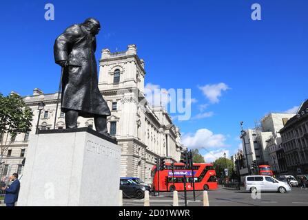 La statua di Winston Chukill in Parliament Square, una scultura in bronzo dell'ex primo Ministro britannico, creata da Ivor Roberts-Jones, a Londra Foto Stock