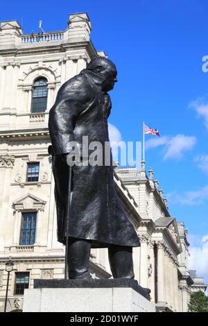 La statua di Winston Chukill in Parliament Square, una scultura in bronzo dell'ex primo Ministro britannico, creata da Ivor Roberts-Jones, a Londra Foto Stock