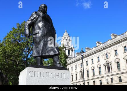 La statua di Winston Chukill in Parliament Square, una scultura in bronzo dell'ex primo Ministro britannico, creata da Ivor Roberts-Jones, a Londra Foto Stock