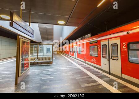 Hannover, Germania - 9 agosto 2020: Stazione ferroviaria all'aeroporto di Hannover in Germania. Foto Stock