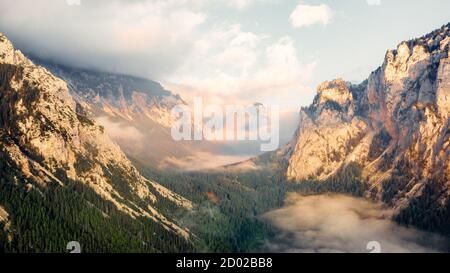 Un drone epico sparato sulle montagne all'alba. Foto Stock