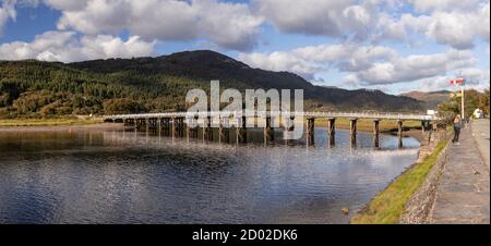 Vista panoramica del vecchio ponte a pedaggio in legno a Penmaenpool, Galles del Nord Foto Stock