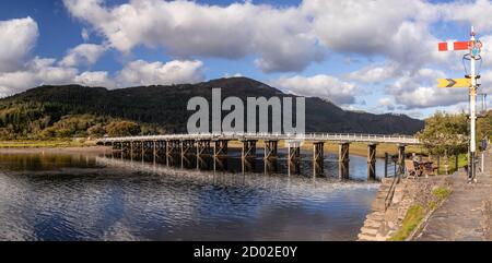 Vista panoramica del vecchio ponte a pedaggio in legno a Penmaenpool, Galles del Nord Foto Stock