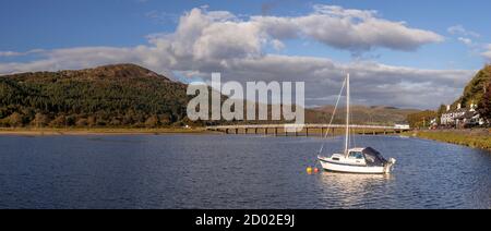 Vista panoramica del vecchio ponte a pedaggio in legno a Penmaenpool, Galles del Nord Foto Stock