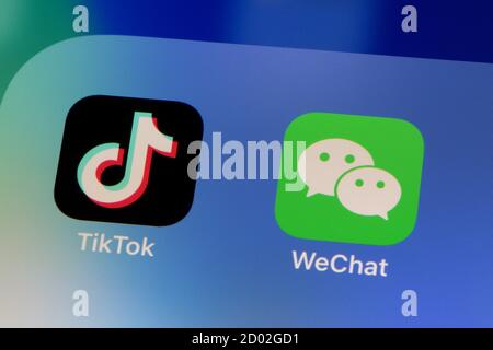 Ostersund, Svezia - 2 ottobre 2020: Icone delle app Tiktttok e WeChat. Tiktok e WeChat sono entrambi un servizio di rete cinese. Foto Stock