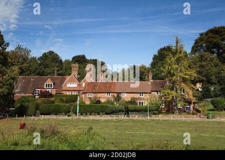 Una fila di cottage terrazzati nel villaggio di Abinger Hammer sulla A25 Guildford Road, Surrey, Regno Unito, settembre 2020 Foto Stock