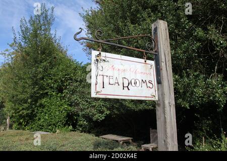 Abinger Hammer Tea Rooms situato vicino al negozio del villaggio, Abinger Hammer, Surrey Hills, Surrey, Regno Unito, settembre 2020 Foto Stock