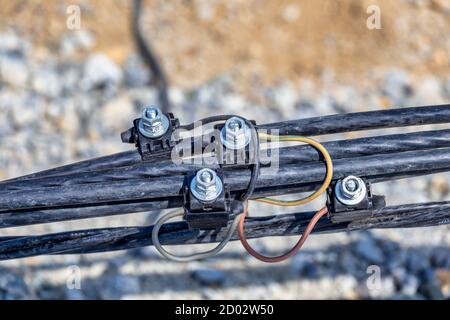 Collegare i cavi elettrici al cantiere. Giunzione di cavi elettrici Foto  stock - Alamy