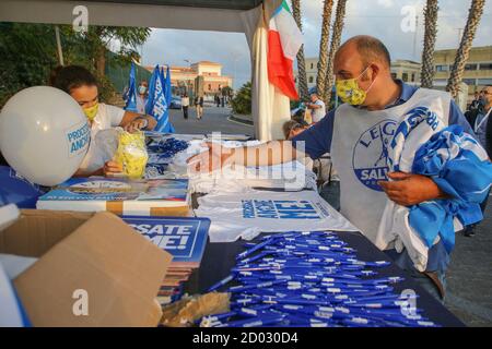 Catania, Italia. 02 ottobre 2020. Matteo Salvini il giorno prima del processo è in piazza a Catania in un incontro con i suoi sostenitori provenienti da tutta Italia. Credit: Agenzia fotografica indipendente/Alamy Live News Foto Stock