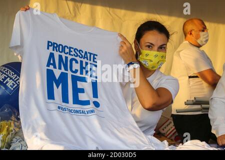 Catania, Italia. 02 ottobre 2020. Matteo Salvini il giorno prima del processo è in piazza a Catania in un incontro con i suoi sostenitori provenienti da tutta Italia. Credit: Agenzia fotografica indipendente/Alamy Live News Foto Stock