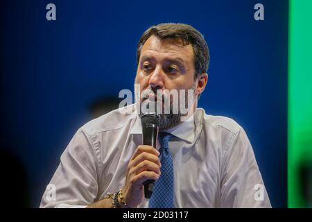 Catania, Italia. 02 ottobre 2020. Matteo Salvini il giorno prima del processo è in piazza a Catania in un incontro con i suoi sostenitori provenienti da tutta Italia. Credit: Agenzia fotografica indipendente/Alamy Live News Foto Stock