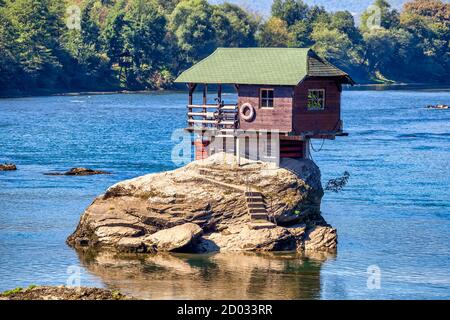 Casa a Drina in Bajina basta, Serbia. Fiume Drina con famosa casa sulla pietra. Foto Stock