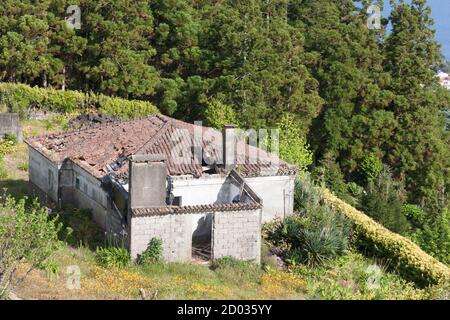 vecchio edificio in rovina con piastrelle sul tetto Foto Stock