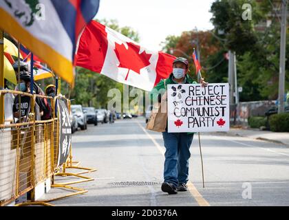 Un uomo di Hong Kong protesta contro il Partito comunista cinese al di fuori del Consolato cinese a Toronto, Canada, 71esimo anniversario della nazione. Foto Stock
