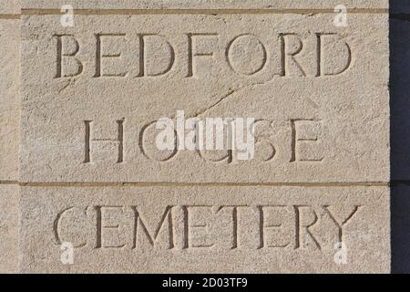 Primo piano dell'ingresso principale del cimitero Bedford House (prima e seconda guerra mondiale) progettato da Wilfred Clement von Berg a Zillebeke (Ypres), Belgio Foto Stock