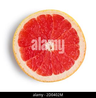fetta di pompelmo rosso isolata su sfondo bianco, vista dall'alto Foto Stock
