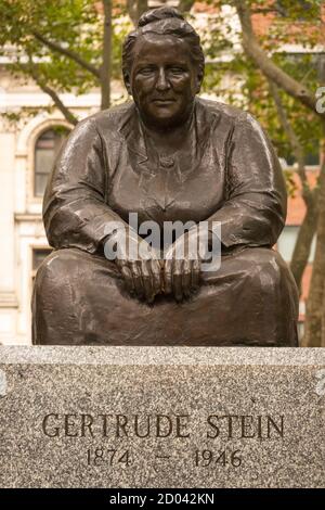 Statua di Gertrude Stein nel parco di Bryant Manhattan New York Foto Stock