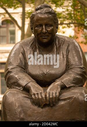 Statua di Gertrude Stein nel parco di Bryant Manhattan New York Foto Stock