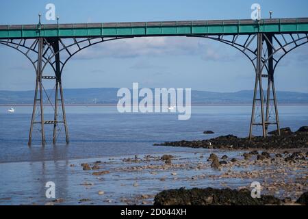 Foto panoramica del molo di Clevedon nel somerset che mostra la struttura in ferro contro il cielo blu Foto Stock