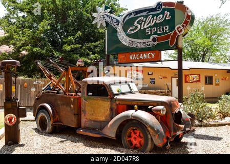 Siver Spur Motel segno e esposizione di camion antichi al Hole in the Rock Tourist fermata nel sud-ovest Arizona Foto Stock