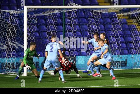 Adam Smith (al centro) di AFC Bournemouth ha dato il suo colpo di scena durante la partita del campionato Sky Bet al Trillion Trophy Stadium di St Andrew, Birmingham. Foto Stock