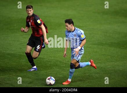 Callum o'Hare di Coventry City (a destra) e Chris Mepham di AFC Bournemouth combattono per la palla durante la partita del campionato Sky Bet al Trillion Trophy Stadium di St Andrew, Birmingham. Foto Stock