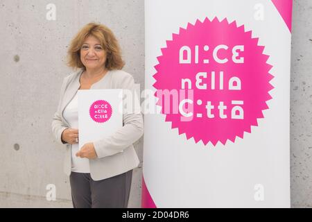 Roma, Italia. 02 ottobre 2020. Laura Delli Collidurante la Photocall presso l'Auditorium del Museo Maxxi a Roma la presentazione del programma della diciottesima edizione di Alice nella Città, che si svolgerà parallelamente al Festival del Cinema di Roma dal 15 al 25 ottobre 2020. Presenti le attrici Carlotta Natoli e Paola Minaccioni, e il regista Claudio Noce (Foto di Matteo Nardone/Pacific Press) Credit: Pacific Press Media Production Corp./Alamy Live News Foto Stock