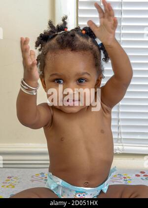 La bambina va dal medico per un controllo. Foto di Liz Roll Foto Stock