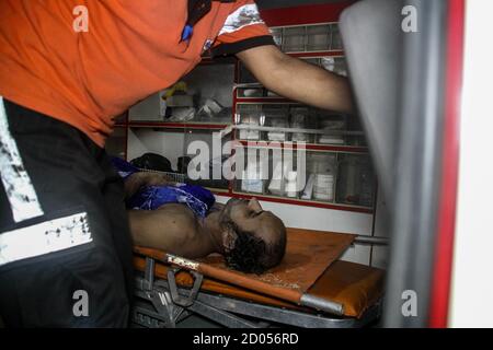 2 ottobre 2020: Gaza, Palestina. 2 ottobre 2020. Un equipaggio della difesa civile palestinese recupera il corpo di un uomo annegato nel mare al largo della striscia di Gaza settentrionale. Il cadavere fu poi trasferito all'ospedale indonesiano di Jabalia. La ragione dell'annegamento è ancora sconosciuta credito: Ahmad Hasaballah/IMAGESLIVE/ZUMA Wire/Alamy Live News Foto Stock