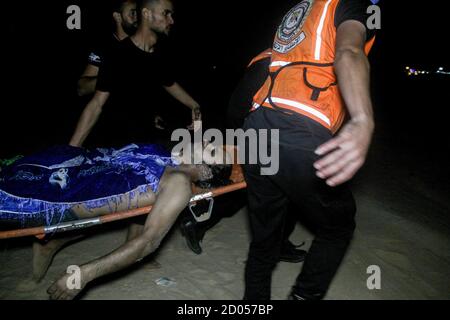 2 ottobre 2020: Gaza, Palestina. 2 ottobre 2020. Un equipaggio della difesa civile palestinese recupera il corpo di un uomo annegato nel mare al largo della striscia di Gaza settentrionale. Il cadavere fu poi trasferito all'ospedale indonesiano di Jabalia. La ragione dell'annegamento è ancora sconosciuta credito: Ahmad Hasaballah/IMAGESLIVE/ZUMA Wire/Alamy Live News Foto Stock