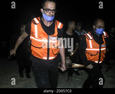 2 ottobre 2020: Gaza, Palestina. 2 ottobre 2020. Un equipaggio della difesa civile palestinese recupera il corpo di un uomo annegato nel mare al largo della striscia di Gaza settentrionale. Il cadavere fu poi trasferito all'ospedale indonesiano di Jabalia. La ragione dell'annegamento è ancora sconosciuta credito: Ahmad Hasaballah/IMAGESLIVE/ZUMA Wire/Alamy Live News Foto Stock