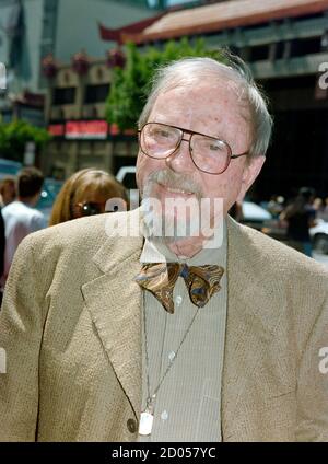 ARCHIVIO: LOS ANGELES, CA. 11 giugno 1995: Il fumettista Chuck Jones alla prima per 'Pocahontas' a Los Angeles. Foto del file © Paul Smith/Caratteristiche Foto Stock