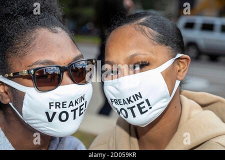 Detroit, Michigan, Stati Uniti. 2 Ott 2020. Gli elettori in un raduno di voto freakin venerdì vicino all'ufficio del dipartimento elettorale della città. Credit: Jim West/Alamy Live News Foto Stock