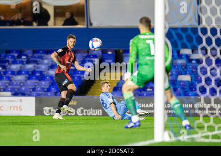 2 ottobre 2020; St Andrews Stadium, Coventry, West Midlands, Inghilterra; English Football League Championship Football, Coventry City contro AFC Bournemouth; Jack Simpson di AFC Bournemouth attraversa il pallone oltre Jamie Allen di Coventry City verso il traguardo e il portiere di Coventry City Marko MAROSI Credit: Action Plus Sports Images/Alamy Live News Foto Stock