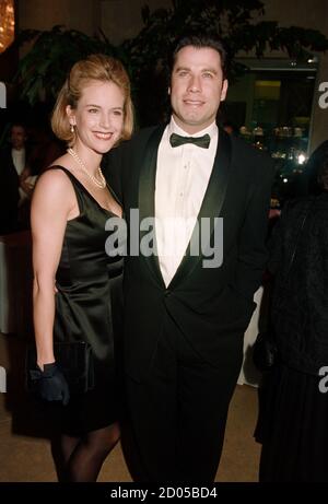 ARCHIVIO: LOS ANGELES, CA. 11 marzo 1995: Attore John Travolta e moglie dell'attrice Kelly Preston al 1995 Directors Guild of America Awards di Beverly Hills. Foto del file © Paul Smith/Caratteristiche Foto Stock