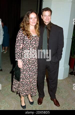 ARCHIVIO: LOS ANGELES, CA. 11 marzo 1995: Attore Gary Sinise & moglie Moira Harris al 1995 Directors Guild of America Awards di Beverly Hills. Foto del file © Paul Smith/Caratteristiche Foto Stock