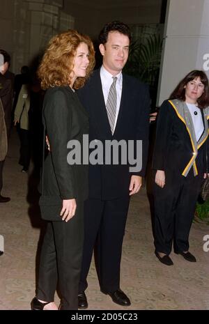 ARCHIVIO: LOS ANGELES, CA. 11 marzo 1995: Attore Tom Hanks & attrice moglie Rita Wilson al 1995 Directors Guild of America Awards a Beverly Hills. Foto del file © Paul Smith/Caratteristiche Foto Stock