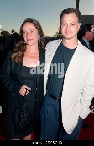 ARCHIVIO: LOS ANGELES, CA. 3 agosto 1994: Attore Gary Sinise & moglie Moira Harris alla prima di 'A Clear and Present Danger'. Foto del file © Paul Smith/Caratteristiche Foto Stock