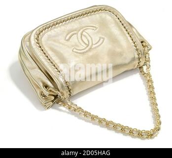 Borsetta in oro Chanel con manico a catena fotografato su un sfondo bianco Foto Stock