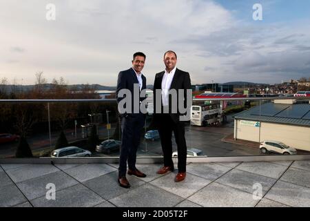 L'immagine mostra i fondatori di EG Group Mohsin, a sinistra, e Zuber Issa a Blackburn il 13 novembre 2019. (Foto/Jon Super 07974 356-333) Foto Stock