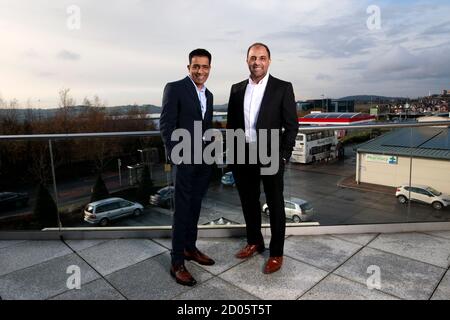 L'immagine mostra i fondatori di EG Group Mohsin, a sinistra, e Zuber Issa a Blackburn il 13 novembre 2019. (Foto/Jon Super 07974 356-333) Foto Stock