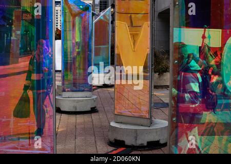 Riflessioni dei pedoni sulle installazioni a pannello del display Prismatica Sulle strade di Ottawa Foto Stock