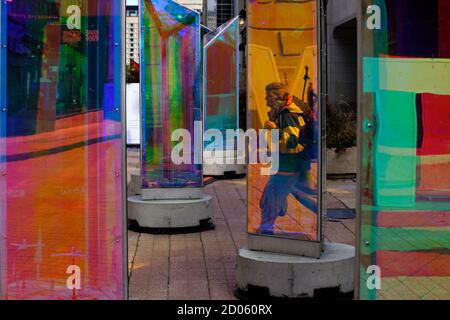 Riflessioni dei pedoni sulle installazioni a pannello del display Prismatica Sulle strade di Ottawa Foto Stock