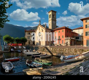 Vista panoramica del paese di Torno al tramonto estivo, Lago di Como, Lombardia, Laghi Italiani, Italia, Europa Foto Stock