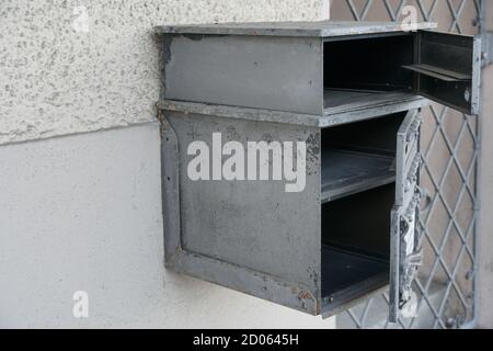 Una cassetta postale, una cassetta postale o una cassetta postale con tre compartimenti in metallo grigio attaccati alla parete di una casa di famiglia in un villaggio svizzero a Urdorf. Foto Stock