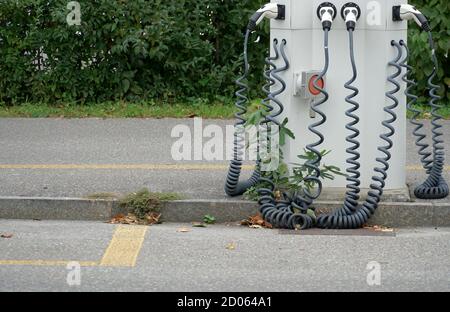 Stazione di ricarica per veicoli elettrici o ibridi plug-in per strada. Foto Stock