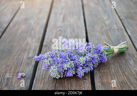 Bouquet di fiori di lavanda viola freschi su un rustico tavolo di legno. Primo piano, messa a fuoco selettiva Foto Stock